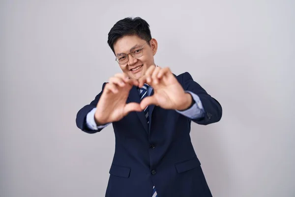Mladý Asijský Muž Obleku Kravatě Úsměvem Lásce Dělá Srdce Symbol — Stock fotografie