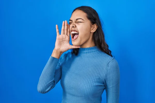 Young Brazilian Woman Standing Blue Isolated Background Shouting Screaming Loud — Stock Photo, Image