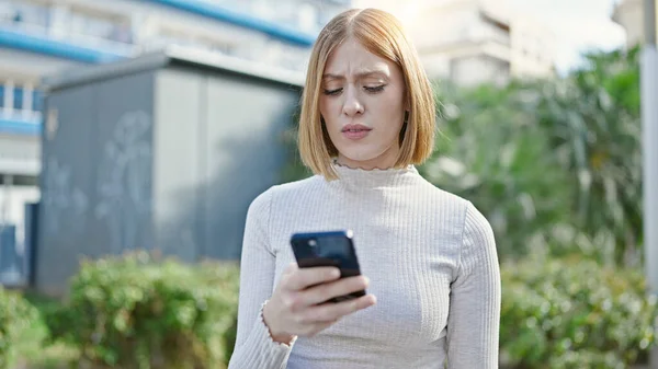 Junge Blonde Frau Benutzt Smartphone Mit Ernster Miene Park — Stockfoto