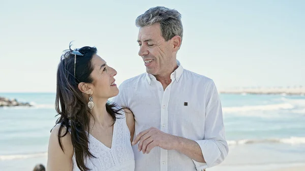 Senioren Man Vrouw Paar Glimlachen Zelfverzekerd Staan Samen Aan Zee — Stockfoto