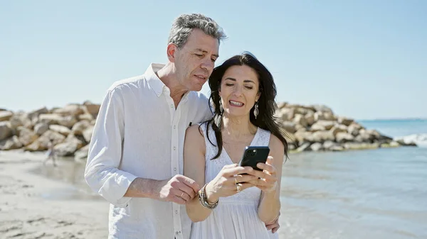 Ηλικιωμένοι Άνδρες Και Γυναίκες Χαμογελώντας Σίγουροι Χρησιμοποιώντας Smartphone Στην Παραλία — Φωτογραφία Αρχείου