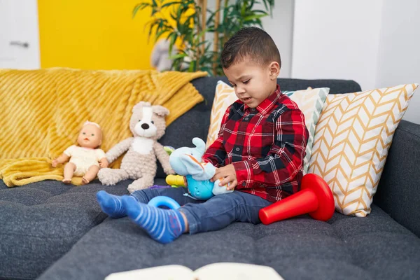 Kanepede Oturan Sevimli Spanyol Çocuk Evde Fil Oyuncağıyla Oynuyor — Stok fotoğraf