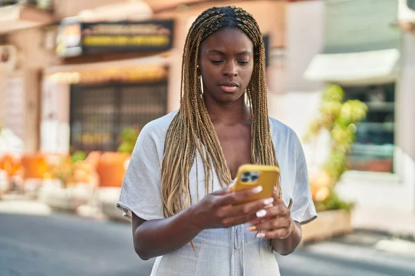 Afroamerikansk Kvinna Använder Smartphone Med Avslappnat Uttryck Gatan — Stockfoto