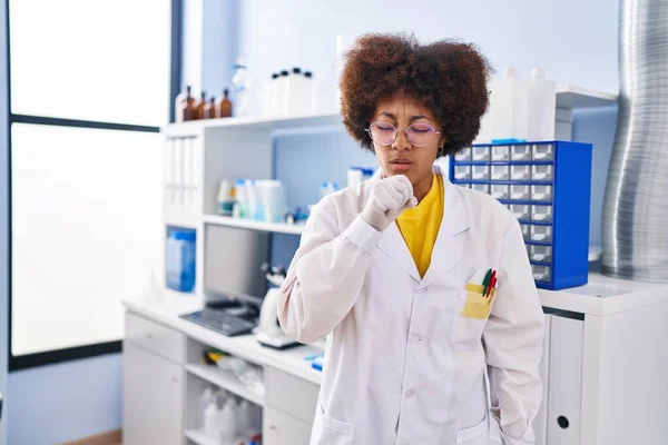 Mujer Afroamericana Joven Que Trabaja Laboratorio Científico Sintiéndose Mal Tosiendo —  Fotos de Stock