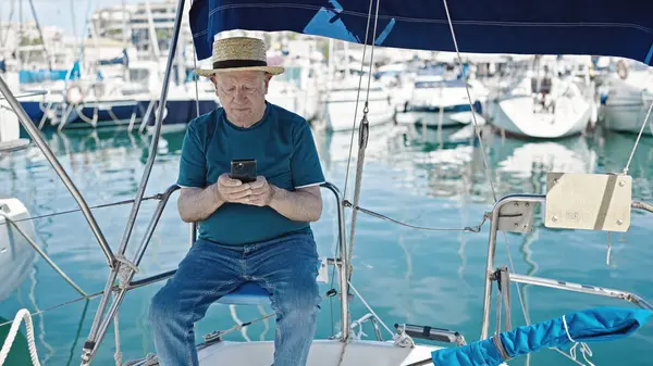 Senior Hombre Pelo Gris Turista Con Sombrero Verano Con Teléfono — Foto de Stock
