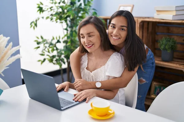 Due Donne Madre Figlia Che Abbracciano Usando Computer Portatile Casa — Foto Stock