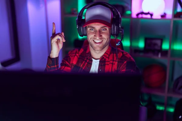 Joven Hombre Caucásico Jugando Videojuegos Sonriendo Feliz Señalando Con Mano —  Fotos de Stock