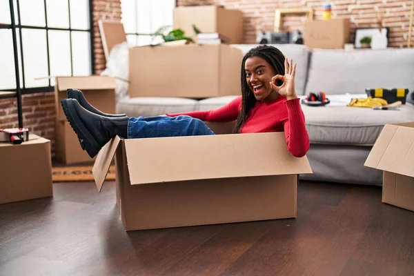 Jonge Afrikaans Amerikaanse Met Vlechten Verhuizen Naar Een Nieuw Huis — Stockfoto