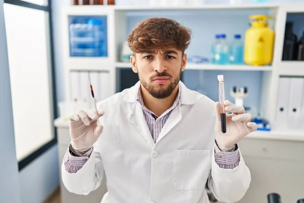 Arabisk Man Med Skägg Arbetar Forskare Laboratorium Håller Blodprov Skeptisk — Stockfoto