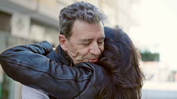 Senior Uomo Donna Coppia Sorridente Fiducioso Abbracciarsi Vicenda Strada — Foto Stock