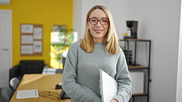 Young Blonde Woman Business Worker Smiling Confident Holding Clipboard Office — Φωτογραφία Αρχείου