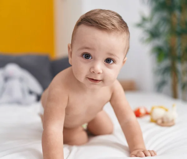 Adorable Bebé Caucásico Arrastrándose Cama Dormitorio —  Fotos de Stock