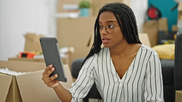 Africano Americano Mulher Usando Touchpad Sentado Chão Nova Casa — Fotografia de Stock