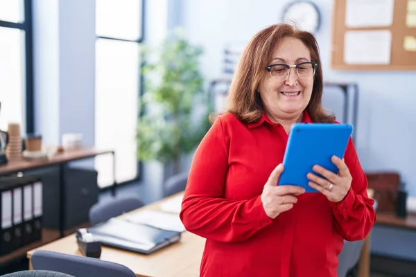 Senior Kvinnlig Företagare Använder Pekplatta Som Arbetar Kontoret — Stockfoto