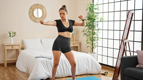 Joven Mujer Hispana Hermosa Usando Ropa Deportiva Bailando Dormitorio — Foto de Stock