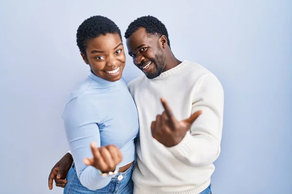 Jong Afrikaans Amerikaans Paar Staande Blauwe Achtergrond Wenken Komen Hier — Stockfoto