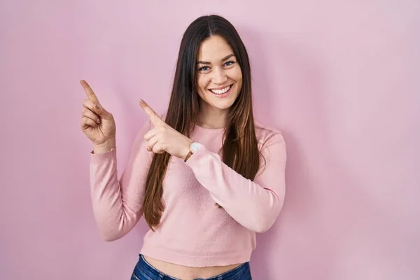 Young Brunette Woman Standing Pink Background Smiling Looking Camera Pointing — ストック写真
