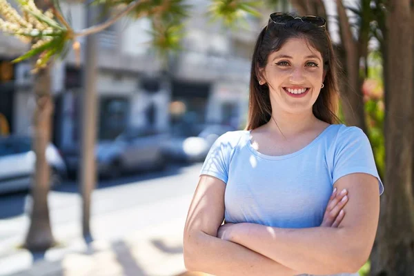 Νεαρή Ισπανίδα Γυναίκα Χαμογελά Αυτοπεποίθηση Στέκεται Σταυρωμένα Χέρια Χειρονομία Στο — Φωτογραφία Αρχείου