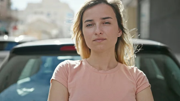 Junge Blonde Frau Steht Mit Verschränkten Armen Auto Auf Der — Stockfoto