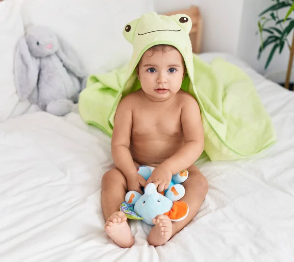 Adorável Bebê Hispânico Usando Toalha Sapo Brincando Com Brinquedo Elefante — Fotografia de Stock