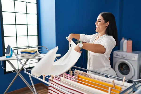 Young Beautiful Hispanic Woman Smiling Confident Hanging Clothes Clothesline Laundry — ストック写真