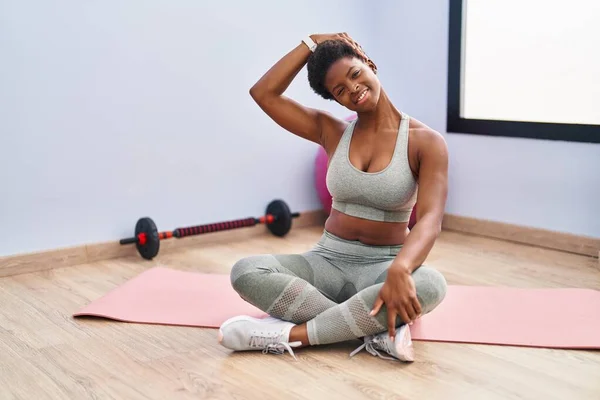 Afrikansk Amerikansk Kvinna Ler Säker Stretching Hals Sportcenter — Stockfoto