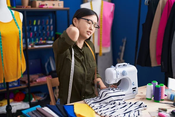 Chinese Woman Tailor Stressed Using Sewing Machine Sewing Studio — Stock Photo, Image