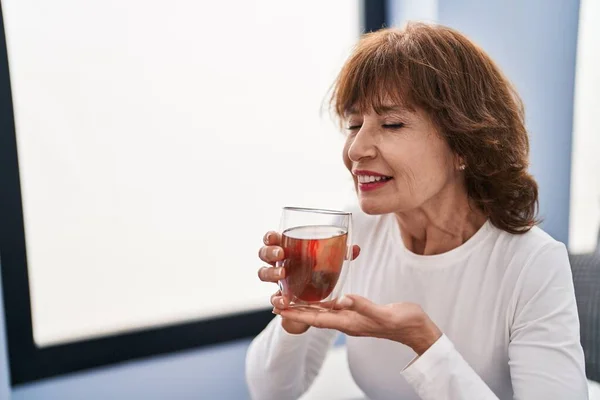 Orta Yaşlı Kadın Evdeki Kanepede Çay Içiyor — Stok fotoğraf