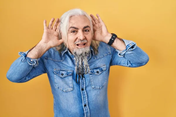 Sarı Arka Planda Gri Saçlı Orta Yaşlı Bir Adam Iki — Stok fotoğraf