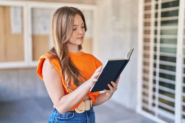 Νεαρή Γυναίκα Διαβάζει Βιβλία Στο Πανεπιστήμιο — Φωτογραφία Αρχείου