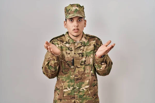 カモフラージュ軍の制服を着ている若いアラブ人男性は無知で開かれた腕と混同され アイデアの概念 — ストック写真