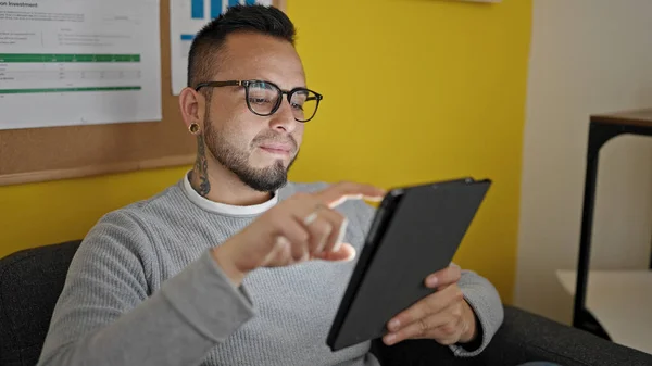 Ισπανόφωνος Επιχειρηματίας Χρησιμοποιώντας Touchpad Στο Γραφείο — Φωτογραφία Αρχείου