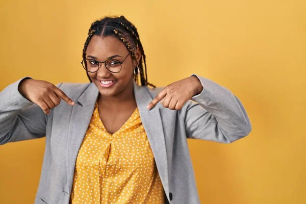 Afroamerikanerin Mit Zöpfen Die Vor Gelbem Hintergrund Stehen Und Selbstbewusst — Stockfoto