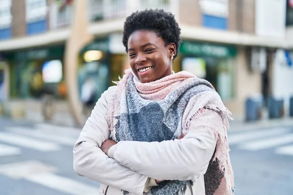 Africano Americano Mulher Sorrindo Confiante Com Braços Cruzados Gesto Rua — Fotografia de Stock