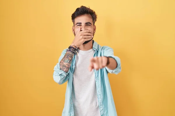 Young Hispanic Man Tattoos Standing Yellow Background Laughing You Pointing — ストック写真