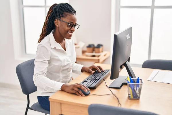 Africano Americano Mulher Trabalhador Negócios Usando Computador Trabalhando Escritório — Fotografia de Stock