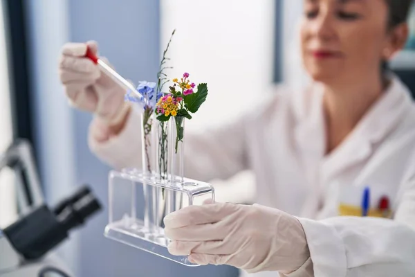 Middle Age Woman Scientist Pouring Liquid Flower Laboratory — Stockfoto