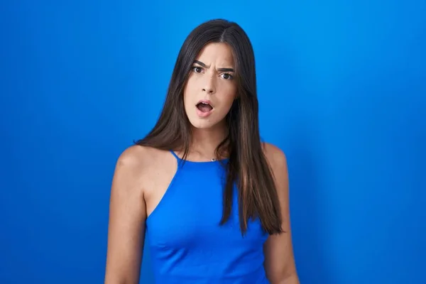 Іспаномовна Жінка Стоїть Синьому Фоні Шоці Виглядає Скептично Саркастично Здивований — стокове фото