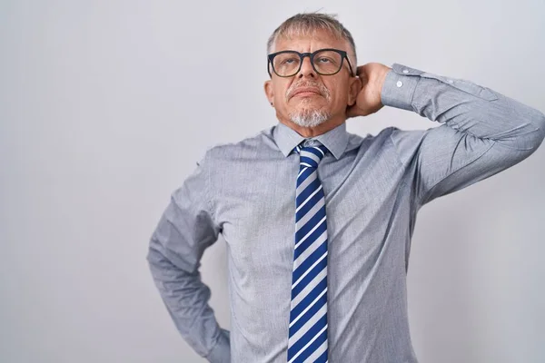 Homem Negócios Hispânico Com Cabelos Grisalhos Vestindo Óculos Sofrendo Lesão — Fotografia de Stock