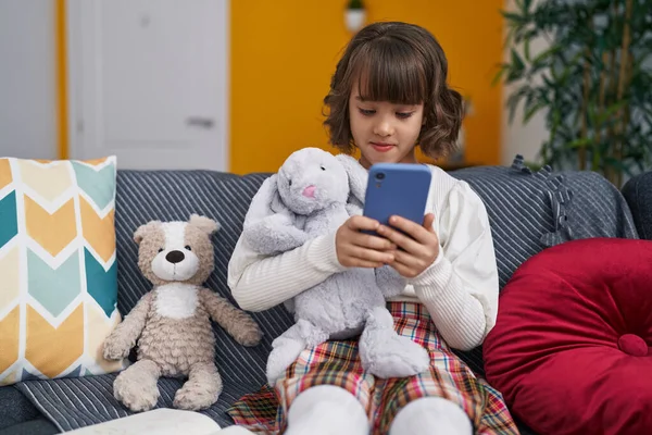 Adorável Menina Hispânica Usando Smartphone Sentado Sofá Casa — Fotografia de Stock