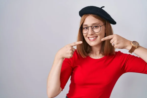 Mujer Pelirroja Joven Pie Con Gafas Boina Sonriendo Alegre Mostrando — Foto de Stock