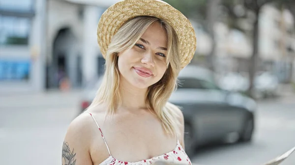 Sokakta Gülümseyen Yaz Şapkası Takan Genç Sarışın Kadın — Stok fotoğraf