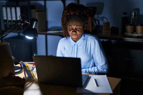 Geceleri Ofiste Çalışan Afrikalı Bir Kadın Mide Bulantısı Acı Verici — Stok fotoğraf