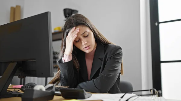 Young Beautiful Hispanic Woman Business Worker Stressed Using Computer Office — Stock Photo, Image