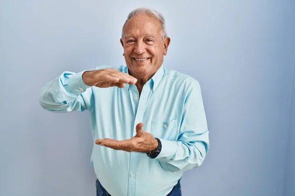 Mavi Arka Planda Duran Gri Saçlı Yaşlı Bir Adam Elleri — Stok fotoğraf