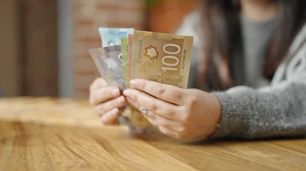 Dłonie Kobiety Liczącej Kanadyjskie Dolary Pokoju — Zdjęcie stockowe