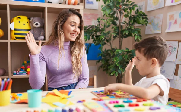 Frau Und Junge Spielen Kindergarten Mit Mathe Puzzlespiel High Five — Stockfoto