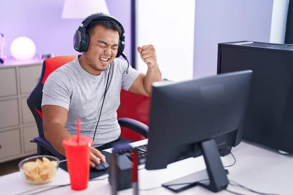 若い中国人男性ストリーマーゲームルームで勝者の式でビデオゲームをプレイ — ストック写真