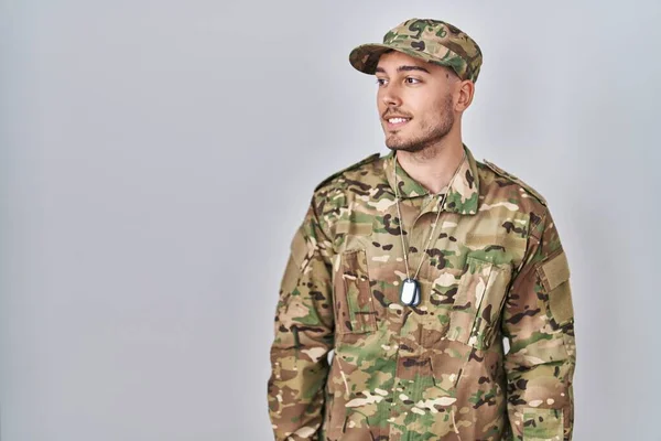 Joven Hispano Vestido Con Uniforme Camuflaje Del Ejército Mirando Hacia — Foto de Stock