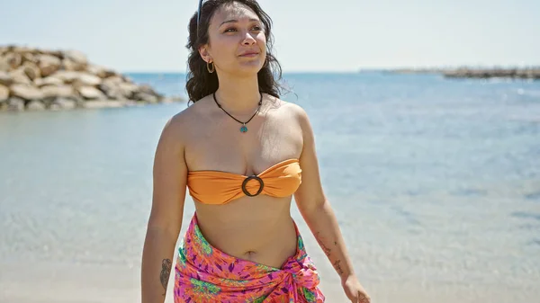 Bikini Giyen Güzel Spanyol Kadın Turist Plajda Yüzünde Ciddi Bir — Stok fotoğraf